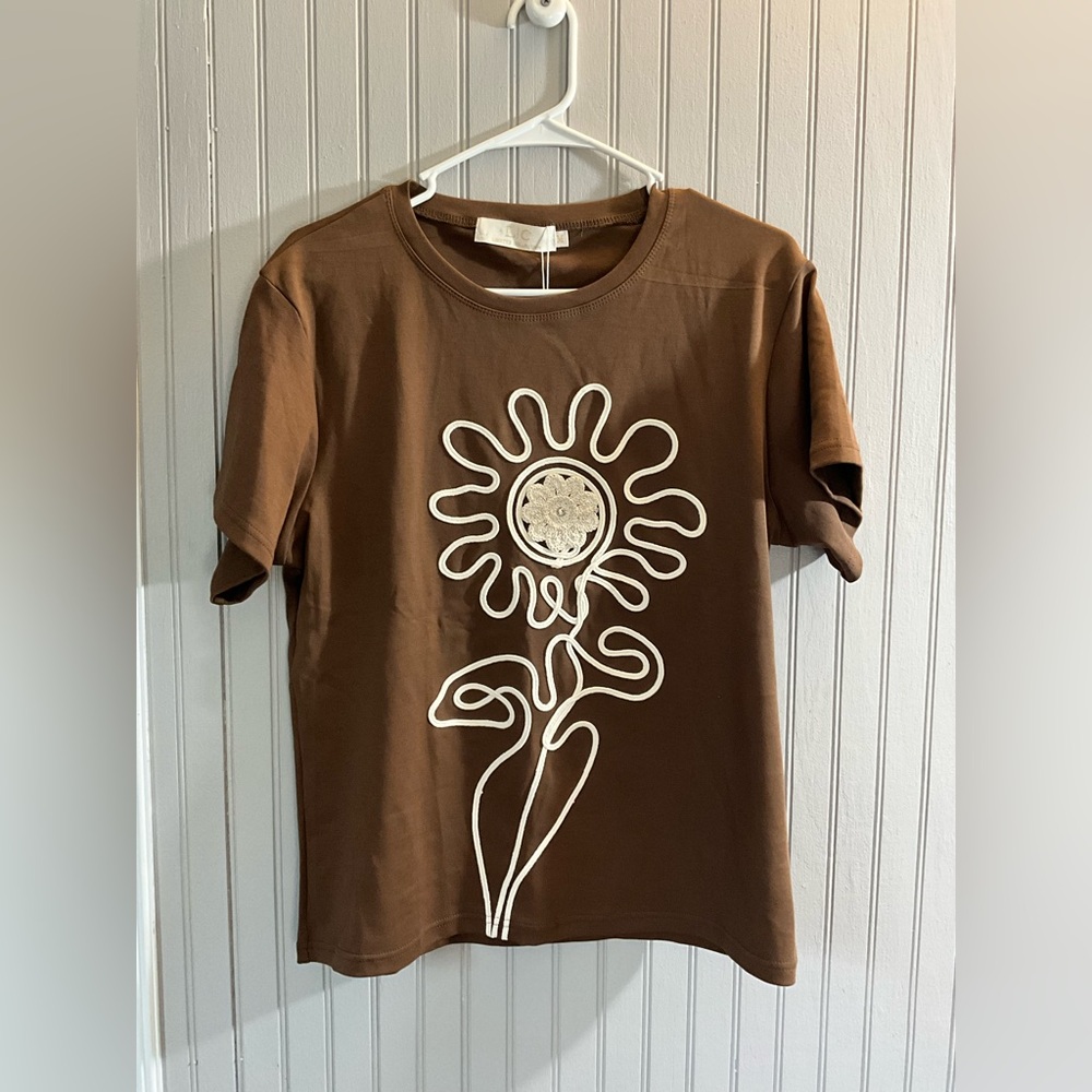 NWT. IC COLLECTION Brown Women’s Tee with White Floral Design. So cute!